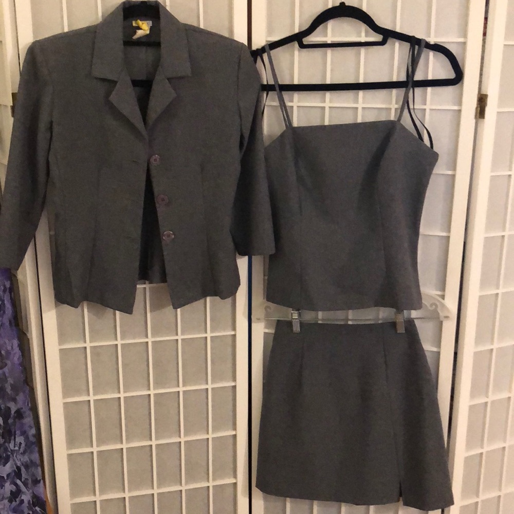 Women’s Grey suit w/ skirt